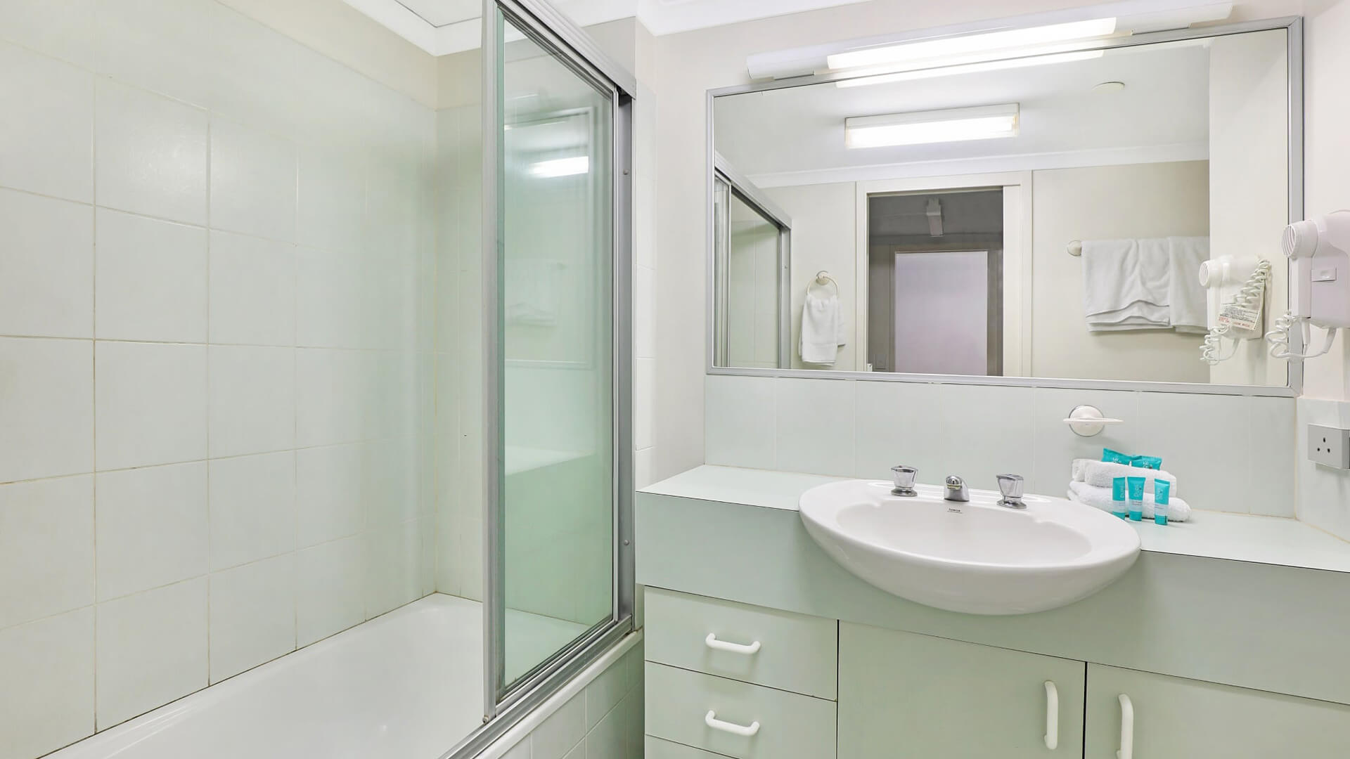 ULTIQA Points North. 2 Bedroom Standard Centre Front. Bathroom with Bath, Shower in Bath and Basin Area.