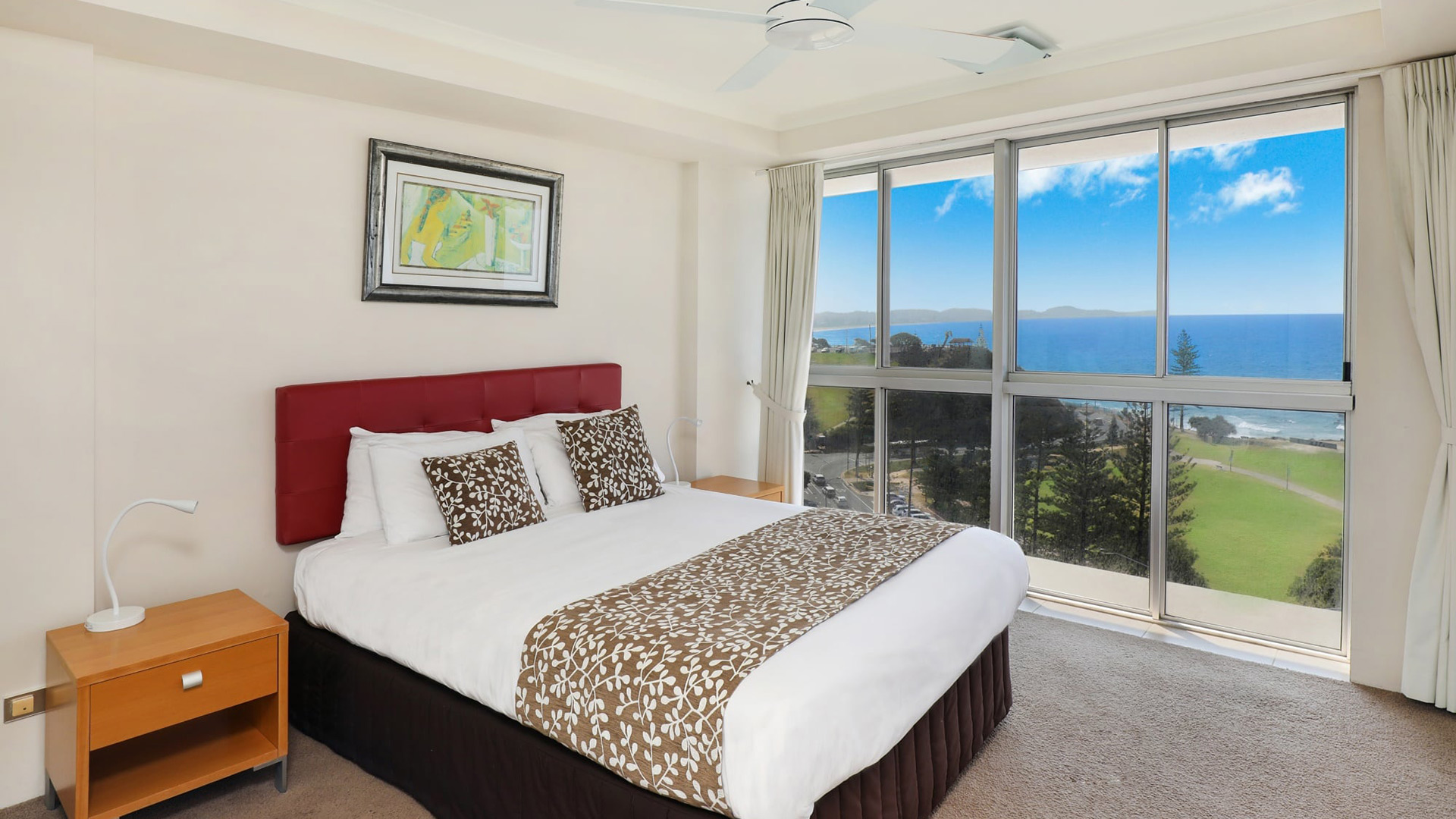 ULTIQA Points North. Deluxe 2 Bedroom Centre Front Apartment. Main Bedroom with Beautiful Sea View.