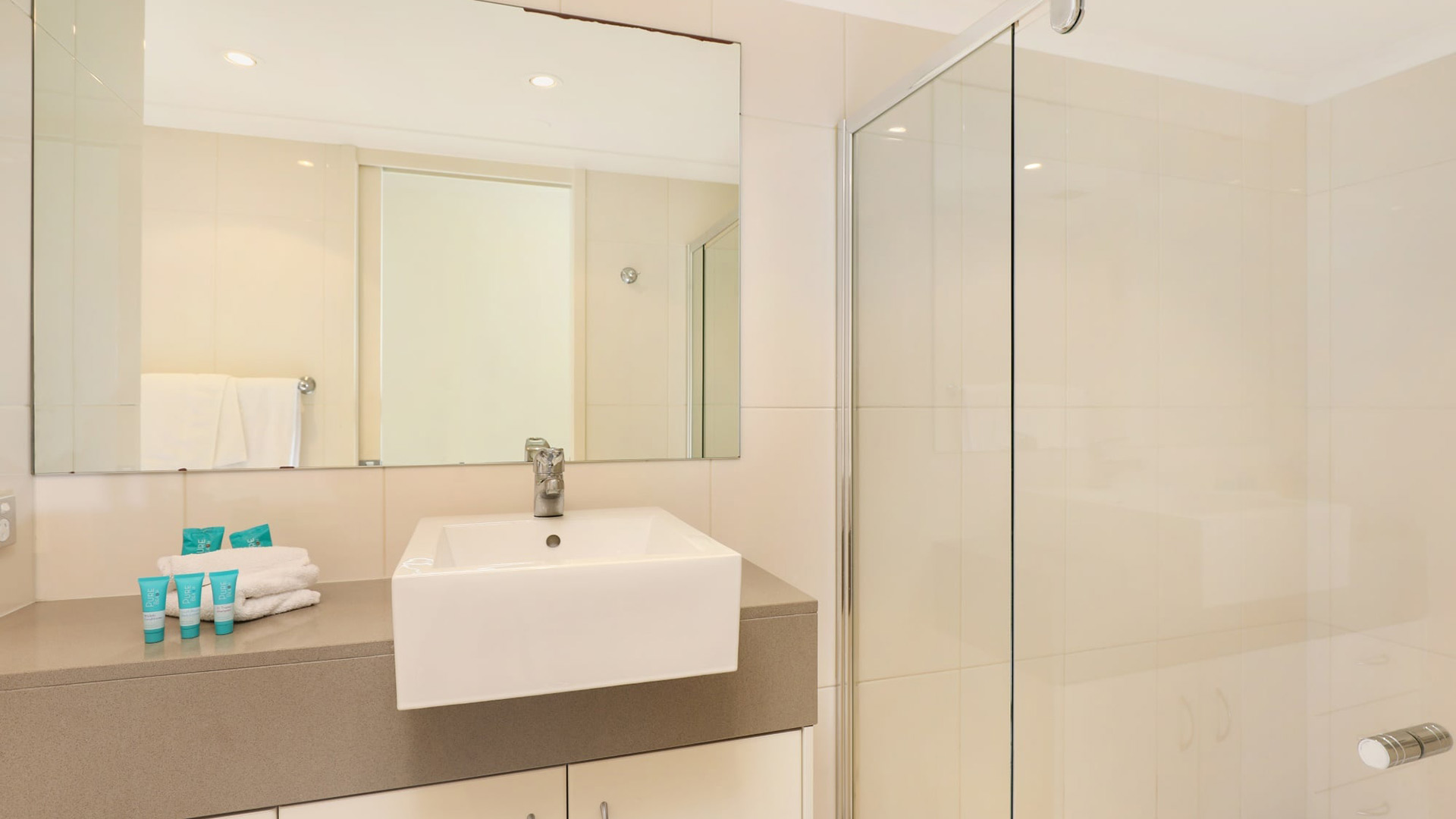 ULTIQA Points North. Deluxe 2 Bedroom Centre Front Apartment. Bathroom with Shower and Basin Area.