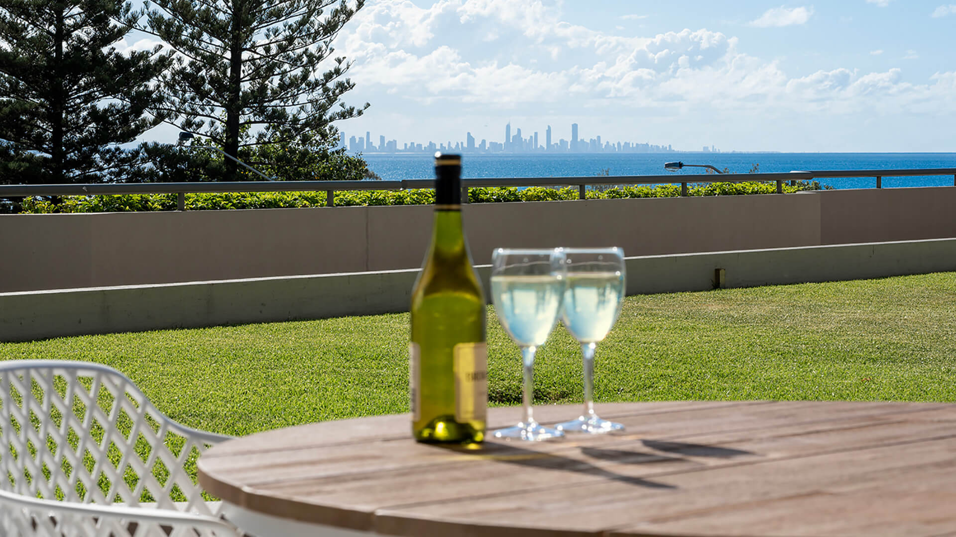 ULTIQA Points North. Superior 2 Bedroom Courtyard Apartment. Balcony with Beautiful Sea Views.