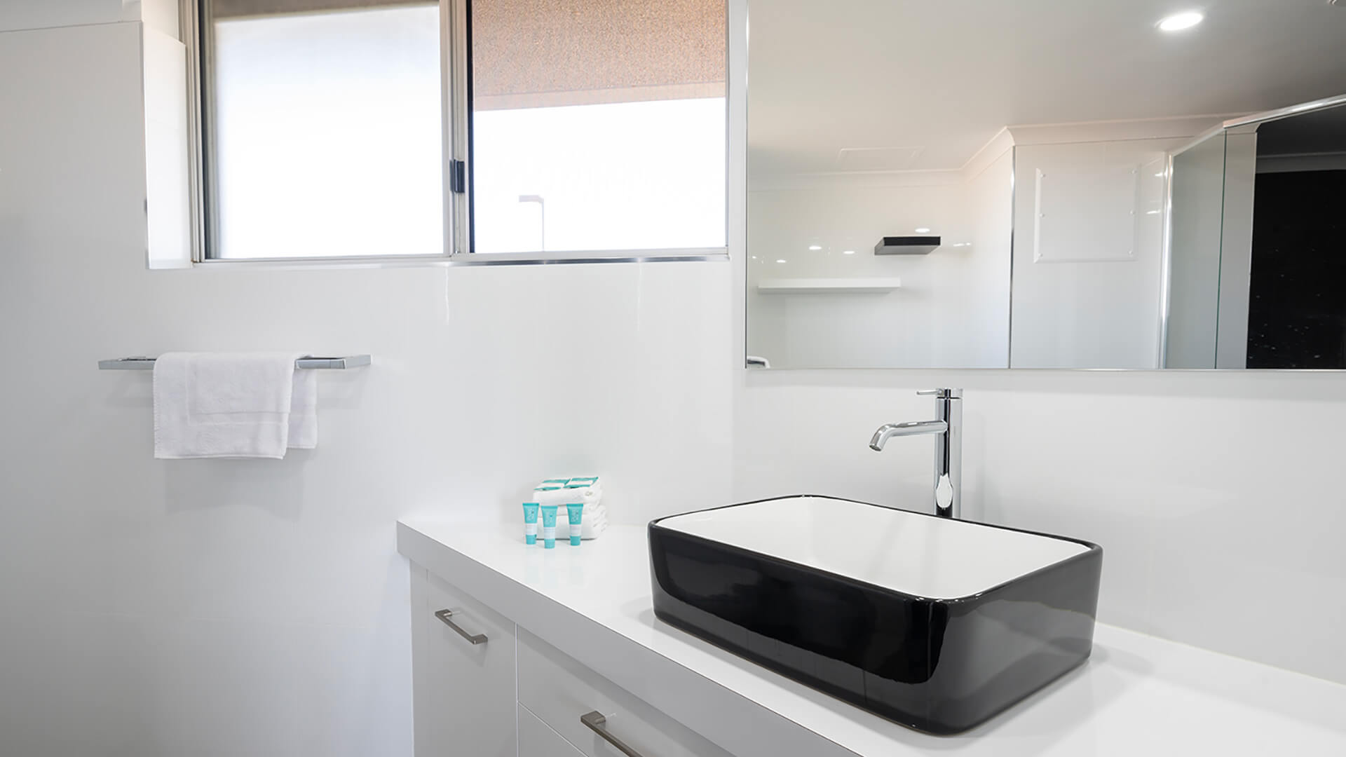 ULTIQA Points North. Superior 2 Bedroom Courtyard Apartment. Bathroom.