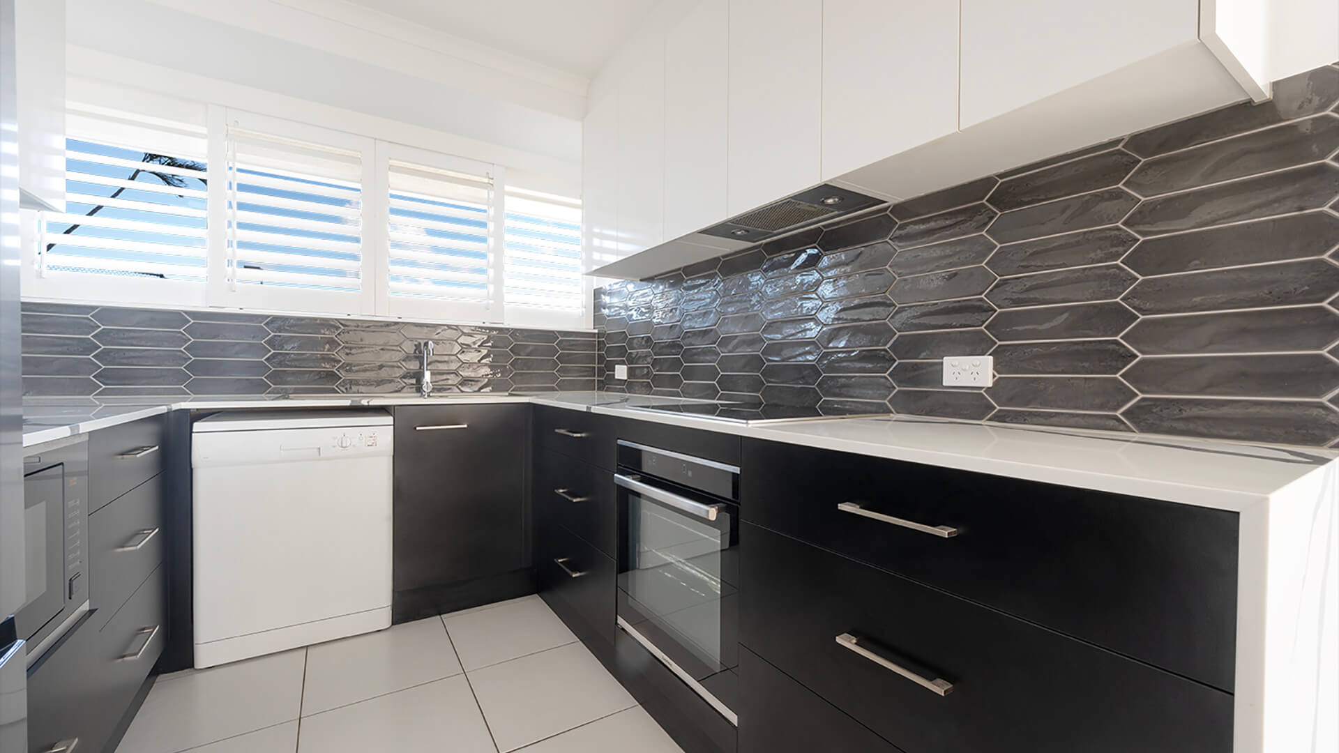 ULTIQA Points North. Superior 2 Bedroom Courtyard Apartment. Kitchen.