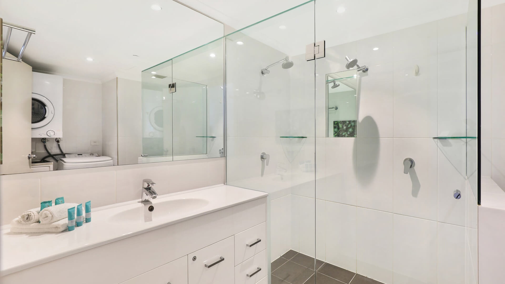 ULTIQA Points North. Superior 2 Bedroom Ocean View Apartment. Bathroom.