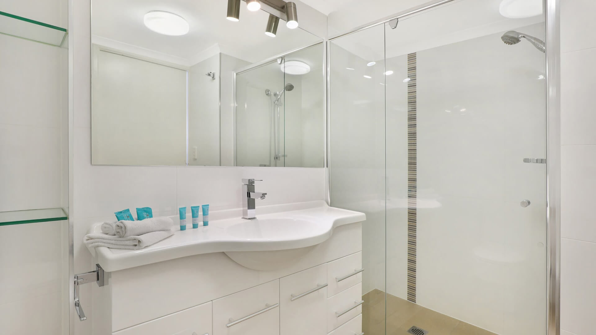 ULTIQA Points North. Superior 2 Bedroom Ocean View Apartment. Bathroom.
