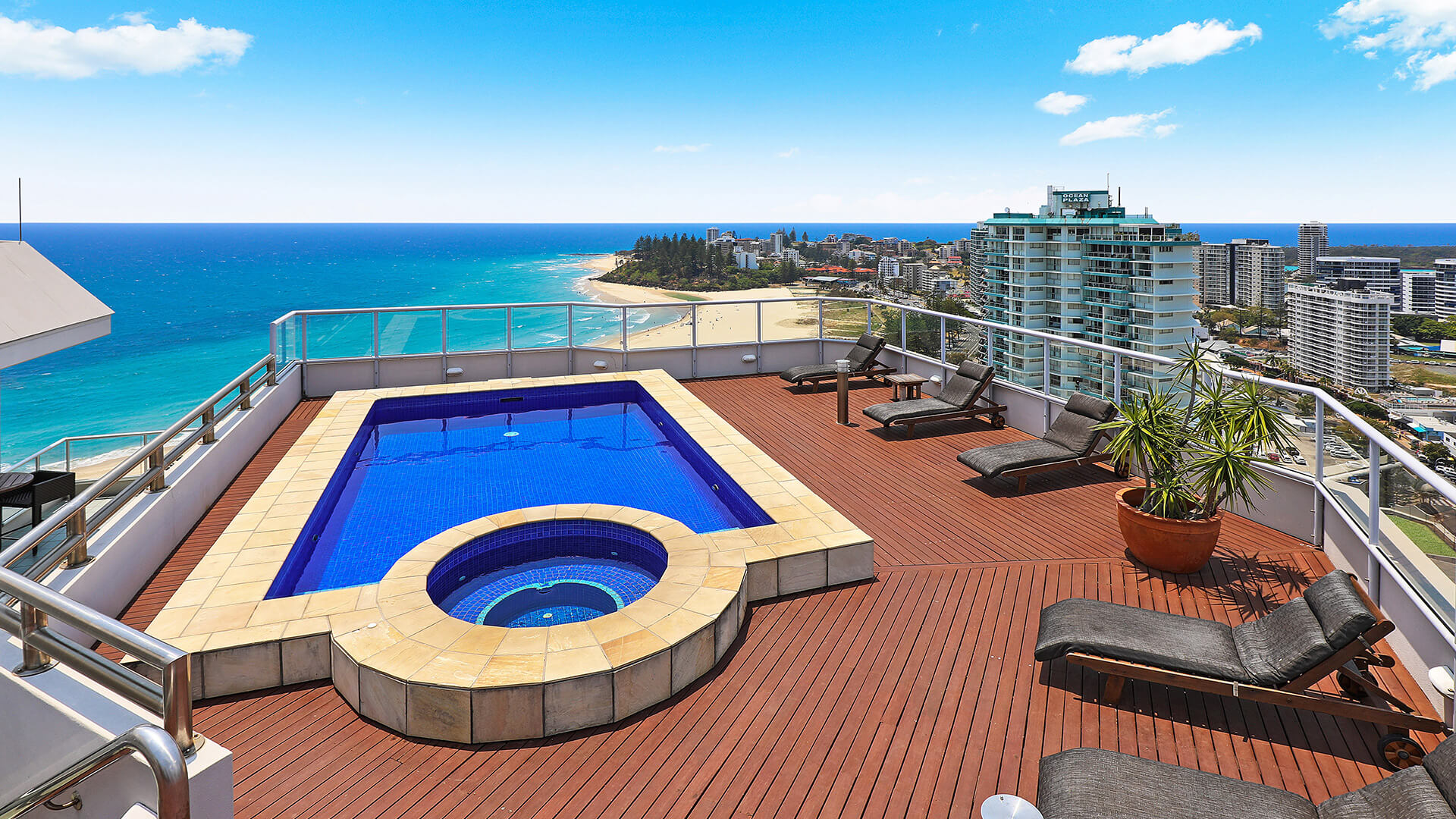 ULTIQA Points North. 4 Bedroom Oceanfront Penthouse. Private Rooftop Pool, Spa, Sauna and BBQ Beautiful Panoramic Views.