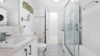 Modern bathroom with walk-in shower in the Superior 1 Bedroom Ocean View Apartment at ULTIQA Points North.