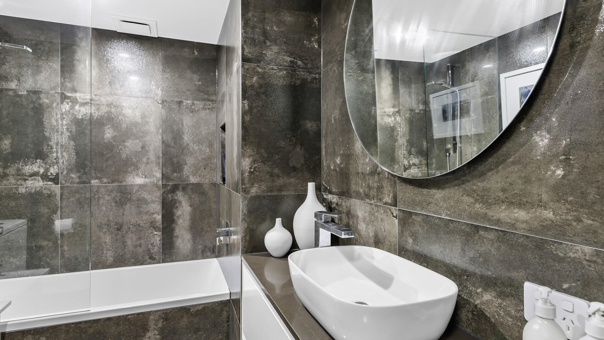 Modern bathroom with bathtub in 2 Bedroom Superior Apartment at ULTIQA Burleigh Mediterranean Resort.