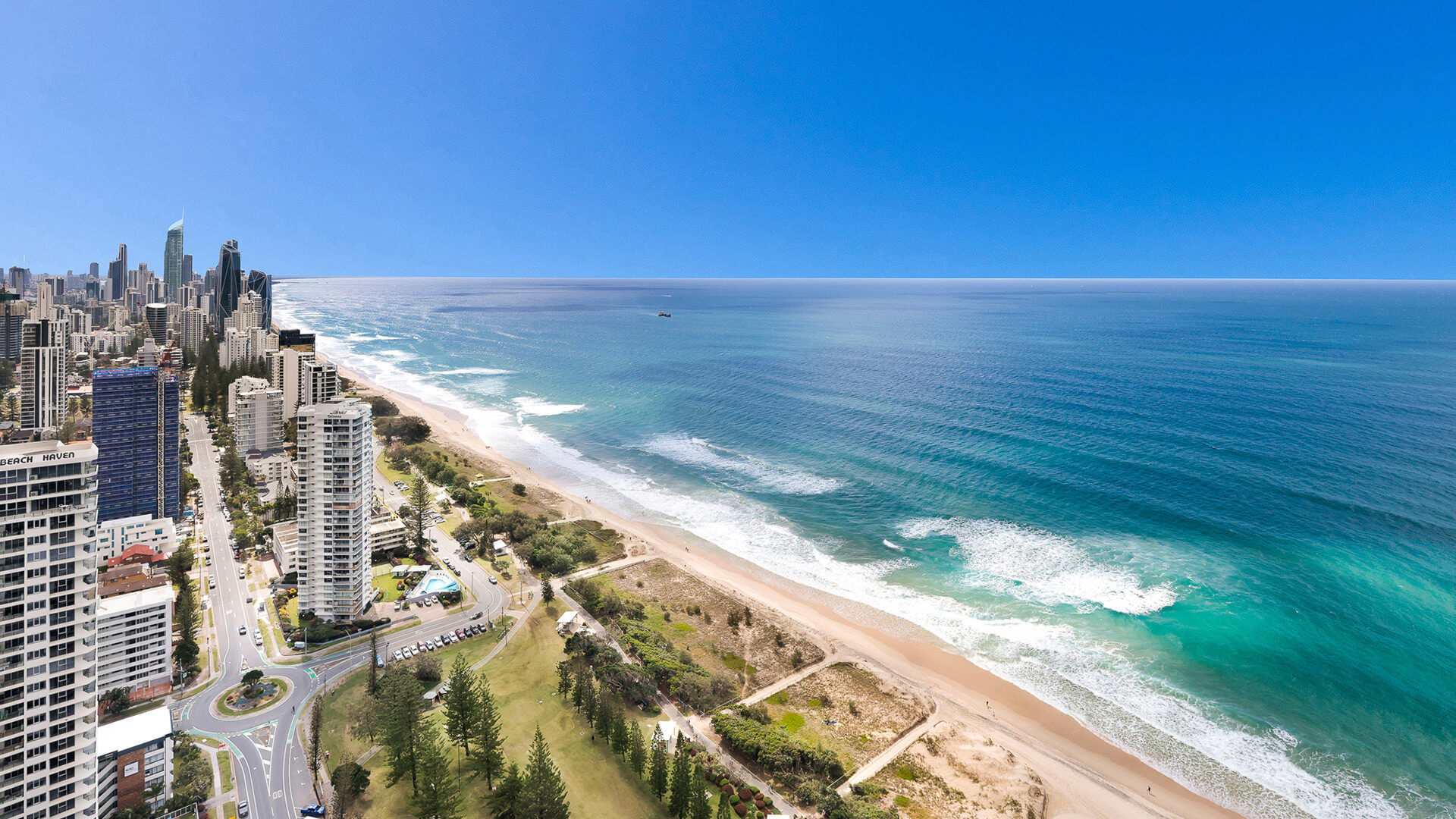 Sweeping coastline and ocean views overlooking Surfers Paradise and Broadbeach from the 4 Bedroom Ocean View Apartment at ULTIQA Air on Broadbeach.