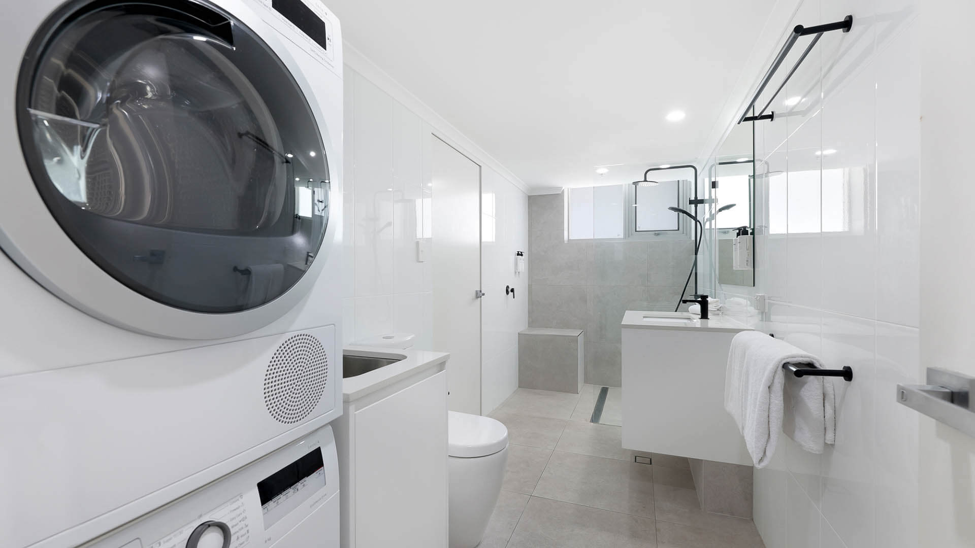 1 Bedroom Ocean View Apartment, Bathroom with Shower, Washing Machine & Tunmble Dryer.